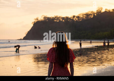 Samara, Guanacaste/Costa Rica-January 25, 2019: schönen Sonnenuntergang in Samara Beach. Lieblingsstrand auf Costa Rica's Pacific coast. Stockfoto