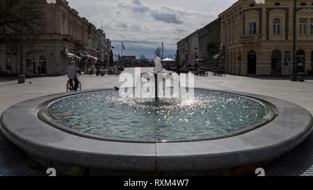 Slavonski Brod, Kroatien, März 2019 - Der Brunnen an der Ivane Brlic Mazuranic Square in der Innenstadt und der Fußgängerzone Stockfoto