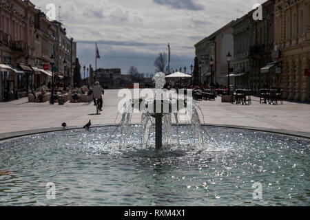 Slavonski Brod, Kroatien, März 2019 - Der Brunnen an der Ivane Brlic Mazuranic Square in der Innenstadt und der Fußgängerzone Stockfoto