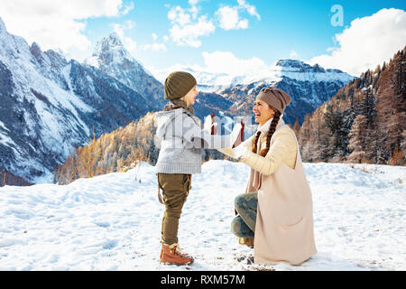 Glücklichen gesunden Mutter und Tochter Touristen in der Bergwelt in Südtirol, Italien Spaß Zeit. Stockfoto