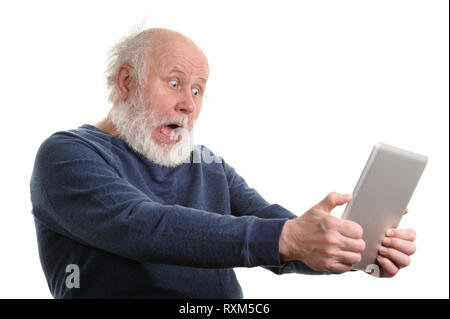 Lustige schockiert älterer Mann mit Tablet Computer isoliert auf weißem Stockfoto