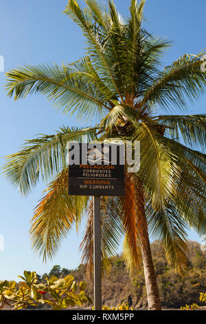 Playa Punta Islita, Samara / Costa Rica - Januar 28, 2019: rip-ströme Warnschild in einem pazifischen Ozean Küste, öffentlichen Strand Playa Punta Islita Costa Stockfoto