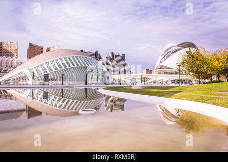 Hemisferic und Palau de les Arts in der Stadt der Künste und Wissenschaften in Valencia, Spanien Stockfoto