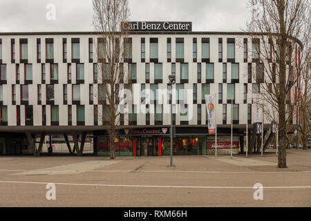 STUTTGART, DEUTSCHLAND - März 02,2019: Bad Cannstatt In diesem Teil der Carl Benz Center ist ein Fan Shop eines Fußball-Verein und einen großen, teuren Hotel. Stockfoto