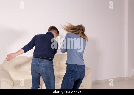 Menschen und Missbrauch Konzept-Aggressive Mann schlägt Frau, häusliche Gewalt Stockfoto