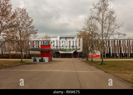 STUTTGART, DEUTSCHLAND - März 02,2019: Bad Cannstatt Das Carl Benz Center ist im Neckarpark und es ist ein großes Event Halle für Sportveranstaltungen, Konzerte und das Kloster Stockfoto