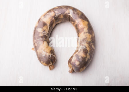 Lebensmittel, Fleisch und leckeren Konzept - Wurst mit Pferd, Fleisch auf den Tisch gestellt Stockfoto