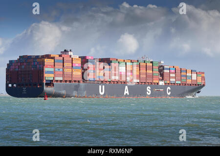 Das vollbeladene Ultra-Large Container Ship, SAJIR (umbenannt in BRUSSELS EXPRESS), verlässt den Hafen von Southampton, Hampshire, Vereinigtes Königreich. Stockfoto
