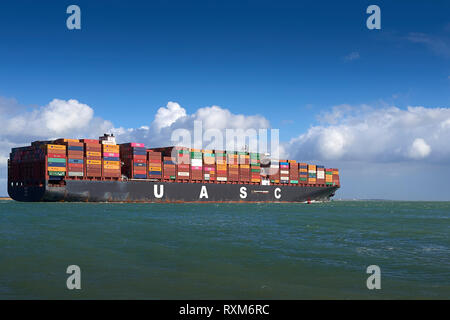Das vollbeladene Ultra-Large Container Ship, SAJIR (umbenannt in BRUSSELS EXPRESS), verlässt den Hafen von Southampton, Hampshire, Vereinigtes Königreich. Stockfoto