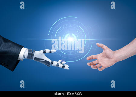 Robot Hand in Anzug und mit der Hand des Menschen erreichen, die für den Handshake mit sphärischen Hologramm Objekt im Hintergrund. Stockfoto