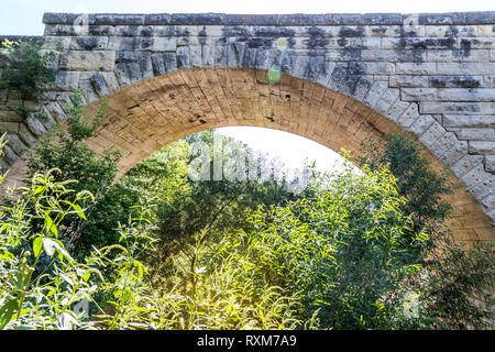 Historische Steinbogenbrücke Stockfoto