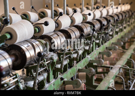 Innenraum der Textilfabrik. Garnherstellung. industrielles Konzept. Stockfoto