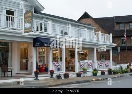 Bürgersteig Szene in der Innenstadt von Watch Hill. (Charmante NE Strand Stadt mit Geschäften und Hafen). In Westerly RI an der Connecticut Grenze. Beschäftigten Sommer Resort Stadt. Stockfoto