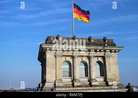 Eckturm des Reichstag und Deutsche Flagge weht im Wind Stockfoto