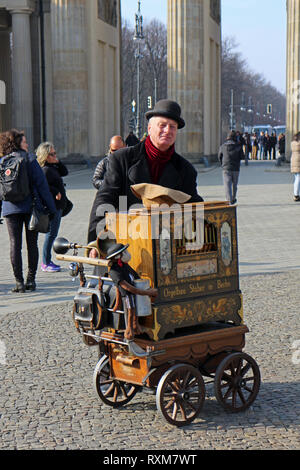 Straßenmusiker spielen Organ außerhalb Brandenburger Tor, Berlin Stockfoto