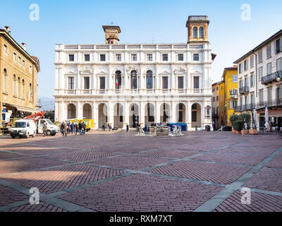 BERGAMO, Italien - 19 Februar 2019: Touristen auf der Piazza Vecchia Square in der Nähe von Palazzo Nuova (öffentliche Bibliothek Biblioteca Civica Angelo Mai) in Citta Alta Stockfoto