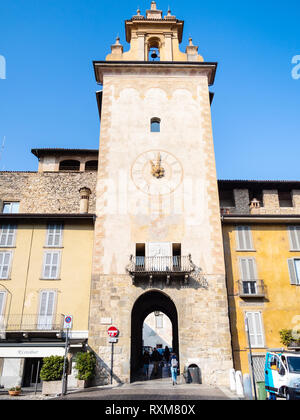 BERGAMO, Italien - 19 Februar 2019: Besucher der Passage zu Fuß unter dem Turm Torre della Campanella (Torre della Cittadella) auf der Piazza della Cittadell Stockfoto