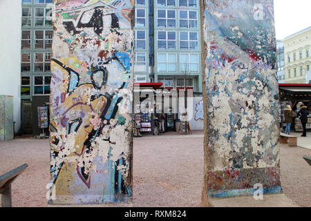 Segmente der Berliner Mauer am Freilichtmuseum in der Nähe von Checkpoint Charlie Stockfoto