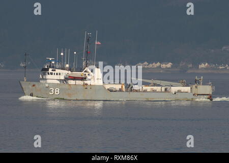 Navair NAWC 38 (oder 38), ein Ranger-Klasse Schiff der US Naval Air Warfare Center, Pässe Gourock auf seinem Weg nach unten die Clyde nach einem Besuch in Faslane protestiert hat. Stockfoto