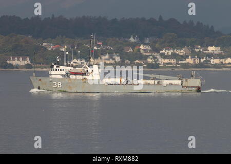 Navair NAWC 38 (oder 38), ein Ranger-Klasse Schiff der US Naval Air Warfare Center, Pässe Gourock auf seinem Weg nach unten die Clyde nach einem Besuch in Faslane protestiert hat. Stockfoto