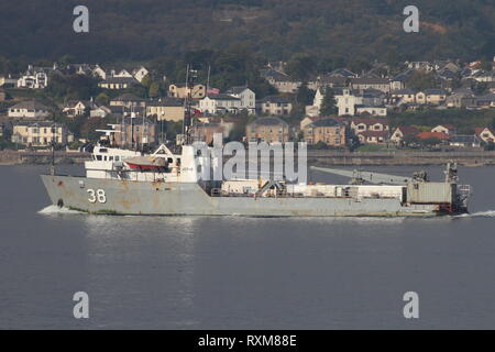 Navair NAWC 38 (oder 38), ein Ranger-Klasse Schiff der US Naval Air Warfare Center, Pässe Gourock auf seinem Weg nach unten die Clyde nach einem Besuch in Faslane protestiert hat. Stockfoto