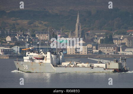 Navair NAWC 38 (oder 38), ein Ranger-Klasse Schiff der US Naval Air Warfare Center, Pässe Gourock auf seinem Weg nach unten die Clyde nach einem Besuch in Faslane protestiert hat. Stockfoto