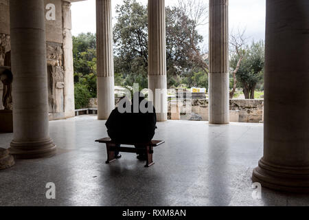 Athen, Griechenland - Februar 7, 2019: ein Mann besuchen Sie die antike Stätte von Stoa Attalosa in Athen Agora. Stockfoto