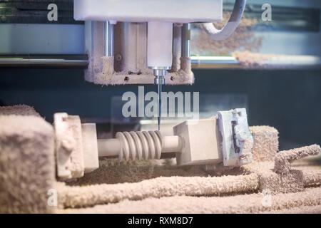 CNC-Gravuren - Fräsen Maschine während der Arbeit Stockfoto