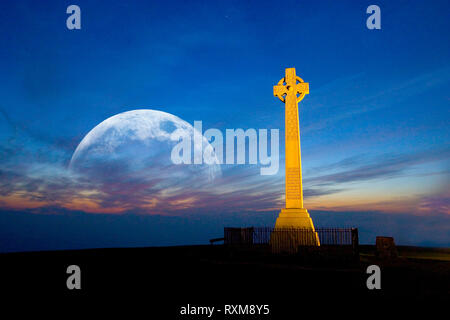 Tennyson Monument, Mond, Aufstieg, riesig, groß, massiv, riesig, Ernte, Tennyson Monument, Süßwasser, Isle of Wight, England, Großbritannien, Stockfoto