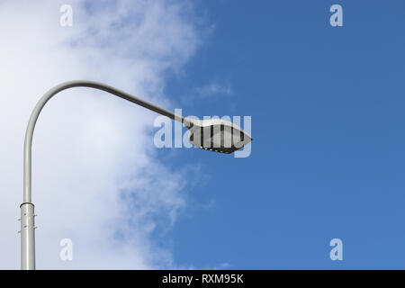 LED-Straßenlampe am blauen Himmel Hintergrund isoliert. Led-leuchten Einsparung elektrischer Energie Stockfoto