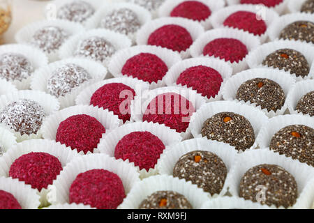 Close up verschiedene Süßigkeiten Cookies im Einzelhandel Anzeige der Konditorei. Stockfoto