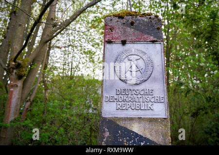 Grenze Säule der ehemaligen innerdeutschen Grenze in einem Wald in der Nähe von Braunlage Stockfoto