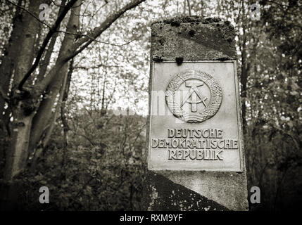 Grenze Säule der ehemaligen innerdeutschen Grenze in einem Wald in der Nähe von Braunlage Stockfoto