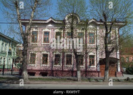 Ein altes Holzhaus in der sibirischen Stadt Tomsk. Stockfoto