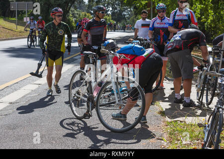 Radfahrer queuing ihre Fahrräder oder Fahrräder feste oder während der Kapstadt cycle Tour Veranstaltung im März 2019 repariert haben, Südafrika Stockfoto