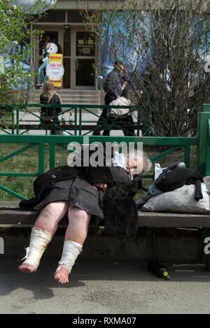 Eine alte Frau schlafend auf einer Parkbank in Tomsk, Sibirien. Trotz Russlands enorme wirtschaftliche Aufschwung in den letzten Jahren, so wird geschätzt, daß man in vier peo Stockfoto