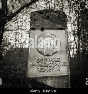 Grenze Säule der ehemaligen innerdeutschen Grenze in einem Wald in der Nähe von Braunlage Stockfoto