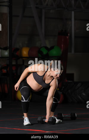 Schwangere weiblichen Athleten zu tun Hantel power Snatch Stockfoto