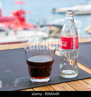 Coca-Cola-Flasche auf einem Tisch im Restaurant Stockfoto