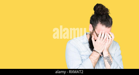 Junge hipster Mann mit langen Haaren und Bart Tragen einer Brille mit traurigen Ausdruck für Gesicht mit den Händen und weinte. Depression Konzept. Stockfoto