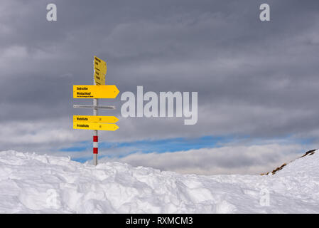 Wandern Informationen Zeichen hoch in den Bergen im Schnee in Tirol, Österreich abgedeckt Stockfoto