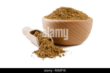 Garam Masala Mix in Houten und Schaufel auf weißem Hintergrund. Gewürze und Zutaten. Stockfoto