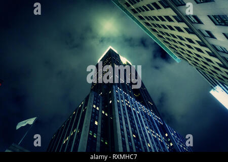 NEW YORK CITY - NOV 2018: Empire State Building Nahaufnahme in der Nacht in New York City. Licht projiziert auf den Wolken Stockfoto