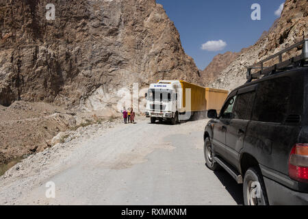 Khorog, Tadschikistan 24. August 2018: Offroad Auto und Lkw auf dem Pamir Highway in einer Schlucht in der wakhan Valley in Tadschikistan (Afghanistan auf der linken Seite Stockfoto