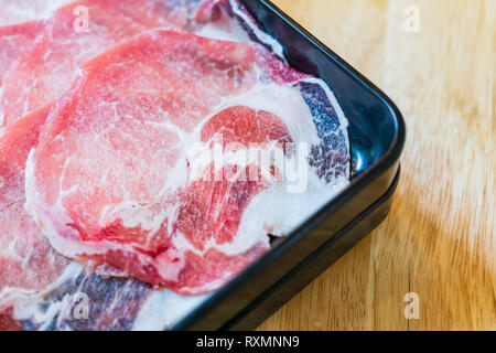 Ansicht von oben von frischem Schweinefleisch dünne Schichten für Shabu, Sukiyaki, Hot Pot oder Grill am Grill Messing pan. Stockfoto