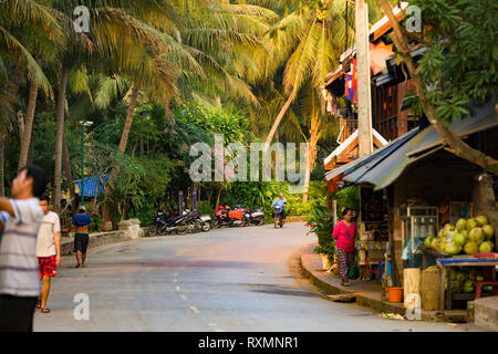 Das tägliche Leben auf der Luang Prabang Straßen mit Einheimischen und Touristen, die in der Stadt. Stockfoto