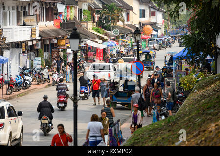 Das tägliche Leben auf der Luang Prabang Straßen mit Verkehr und Touristen, die in der Stadt. Stockfoto