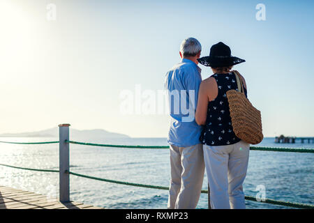 Senior Paar auf Pier durch das Rote Meer. Leute genießen Sommer Urlaub. Stockfoto