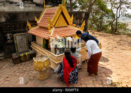 Kambodscha, Phnom Penh, Oudong, Damrel Sam Poan Stupa, Anbeter Opfergaben an Schrein Stockfoto