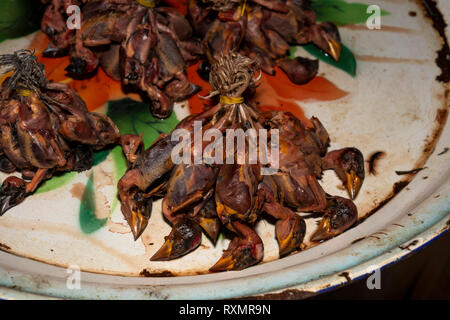 Kambodscha, Phnom Penh, Oudong, Lebensmittelmarkt, Bush Fleisch, bündelt der gekochten kleine Vögel zum Verkauf zu essen Stockfoto